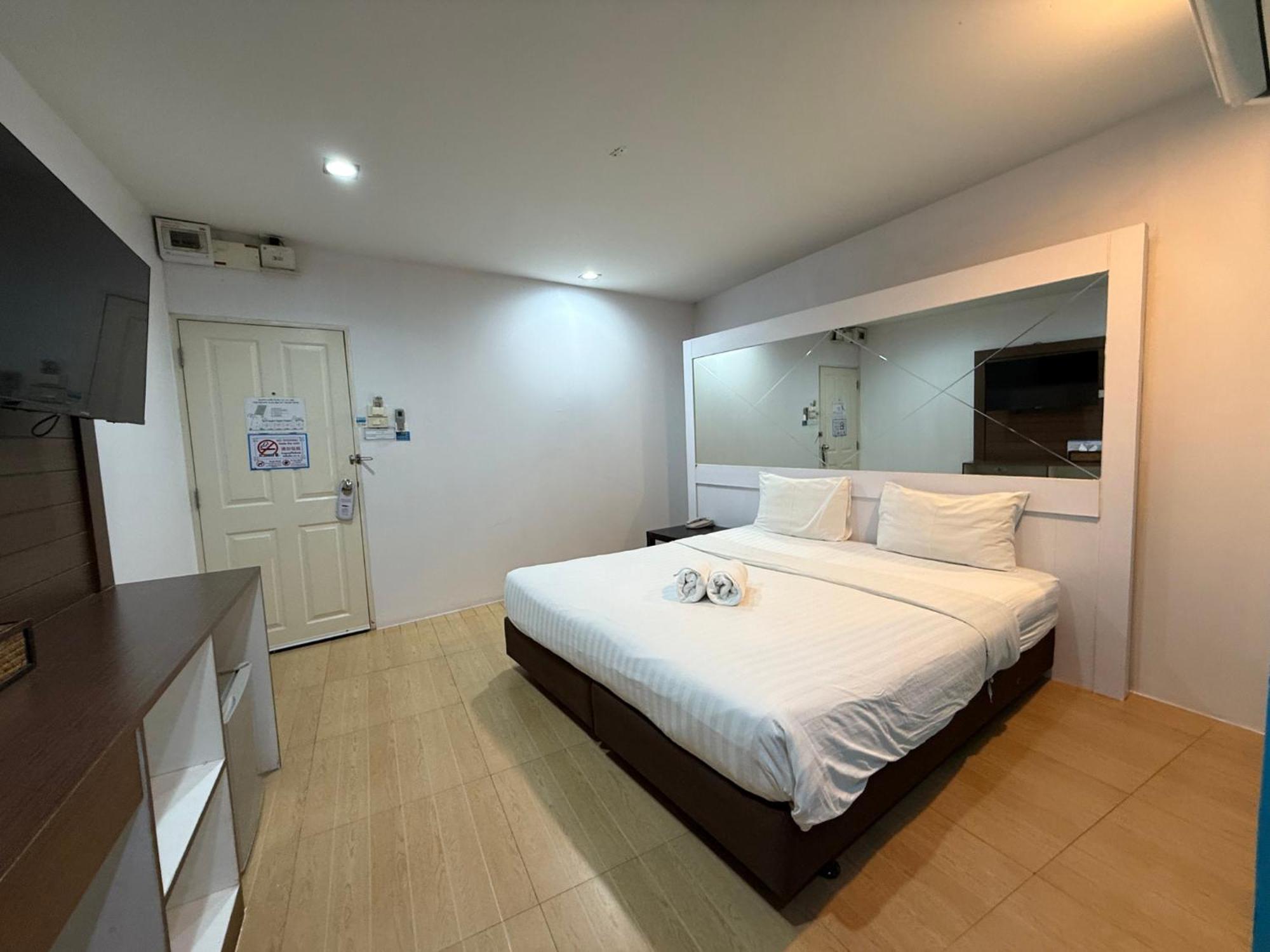 Bed By Cruise Hotel At Samakkhi-Tivanont Nonthaburi Exterior photo